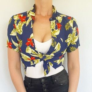 Forever 21 blue tropical Hawaiian floral cropped button down blouse size small
